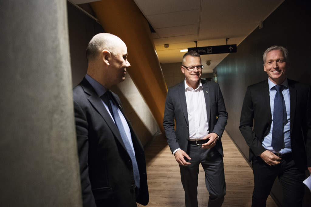 160407 Niklas Bodell, presschef, Jan Andersson och Svenska Fotbollförbundets generalsekreterare Håkan Sjöstrand på väg in till en presskonferens anordnad av Svenska Fotbollförbundet där Jan Andersson presenteras som ny förbundskapten för Sveriges fotbollslandslag, den 7 april 2016 i Stockholm.
Foto: Joel Marklund / BILDBYRÅN / kod JM / 87192