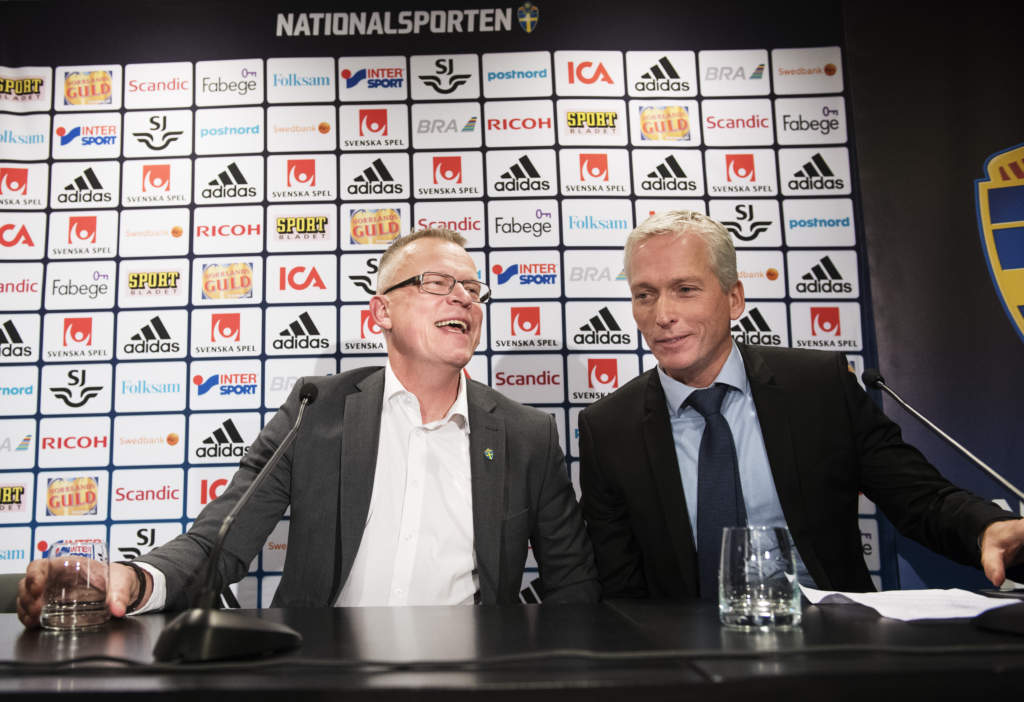 160407 Jan Andersson presenteras som ny förbundskapten för Sveriges fotbollslandslag under en presskonferens anordnad av Svenska Fotbollförbundet den 7 april 2016 i Stockholm. Till höger om honom sitter Svenska Fotbollförbundets generalsekreterare Håkan Sjöstrand.
Foto: Joel Marklund / BILDBYRÅN / kod JM / 87192