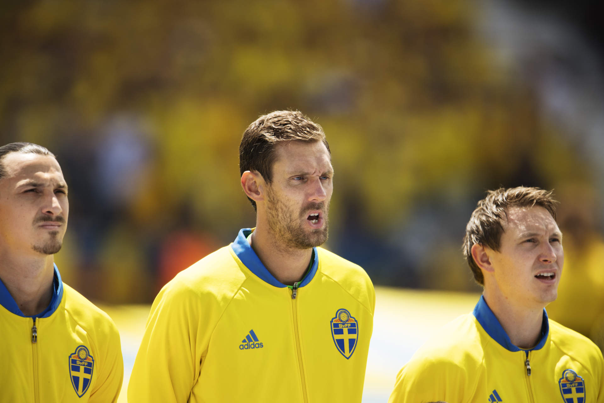160617 Sveriges Zlatan Ibrahimovic, målvakt Andreas Isaksson och Kim Källström under nationalsången inför fotbollsmatchen mellan Italien och Sverige under fotbolls-EM den 17 juni 2016 i Toulouse.
Foto: Joel Marklund / BILDBYRÅN / kod JM / 87246