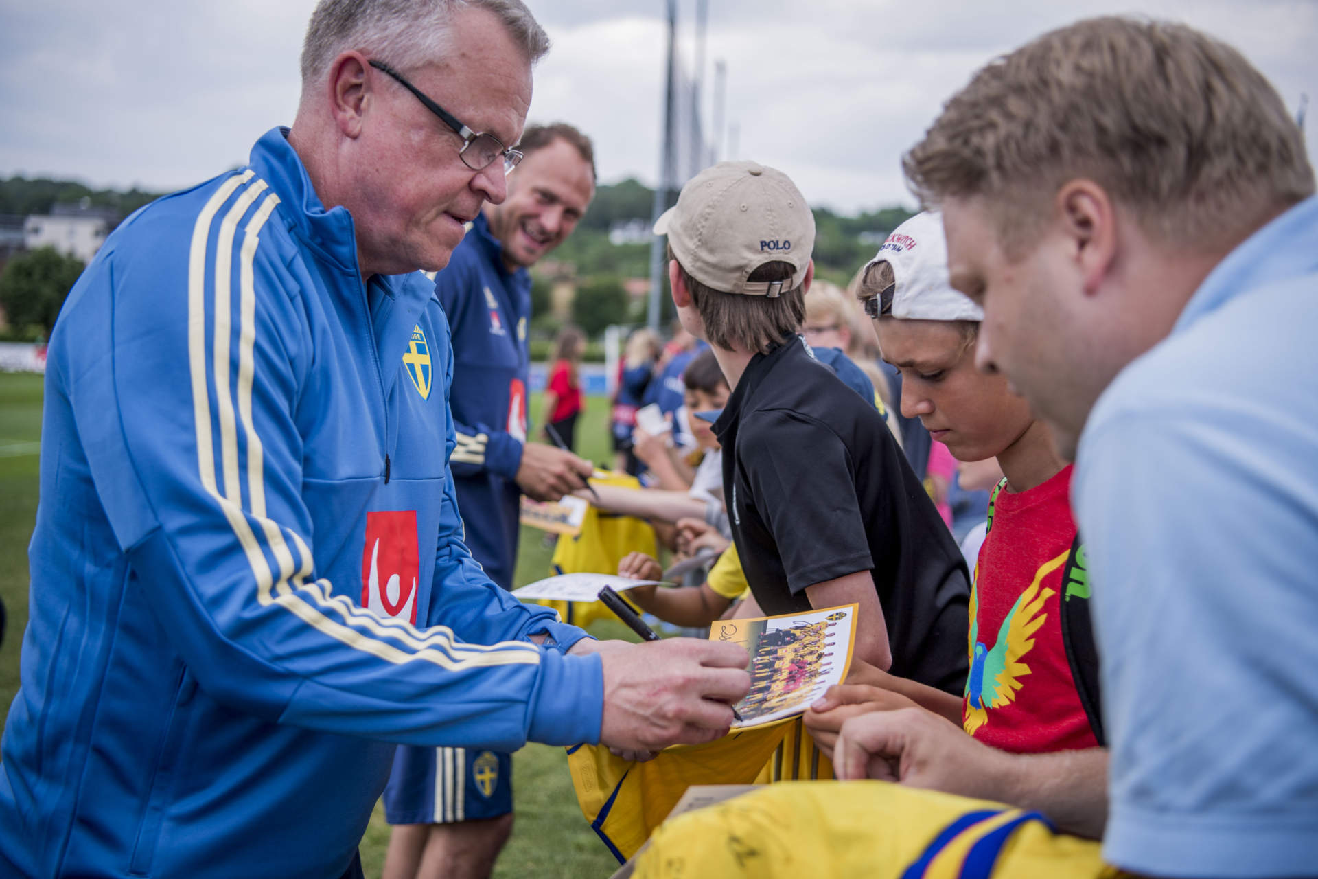 infr vm 2018 i ryssland. svenska landslaget trnar. jan andersson janne, fotbollstrnare sverige frbundskapten, skriver autografer