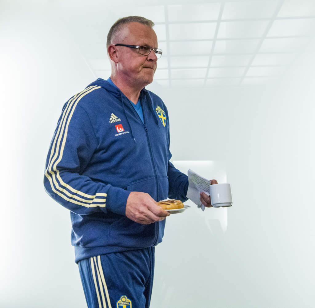 infr vm 2018 i ryssland. svenska landslaget trnar. jan andersson janne, fotbollstrnare sverige frbundskapten, dricker kaffe och ter bulle. fikar