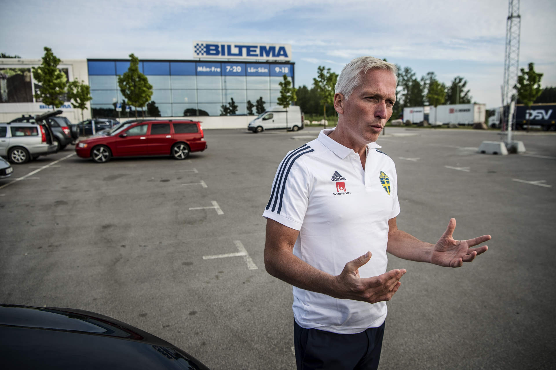 infr vm 2018 i ryssland. hkan sjstrand, generalsekreterare sverige svenska fotbollfrbundet svff, p biltemas parkering utanfr katrineholm dr han och janne andersson spikade att janne skulle bli frbundskapten