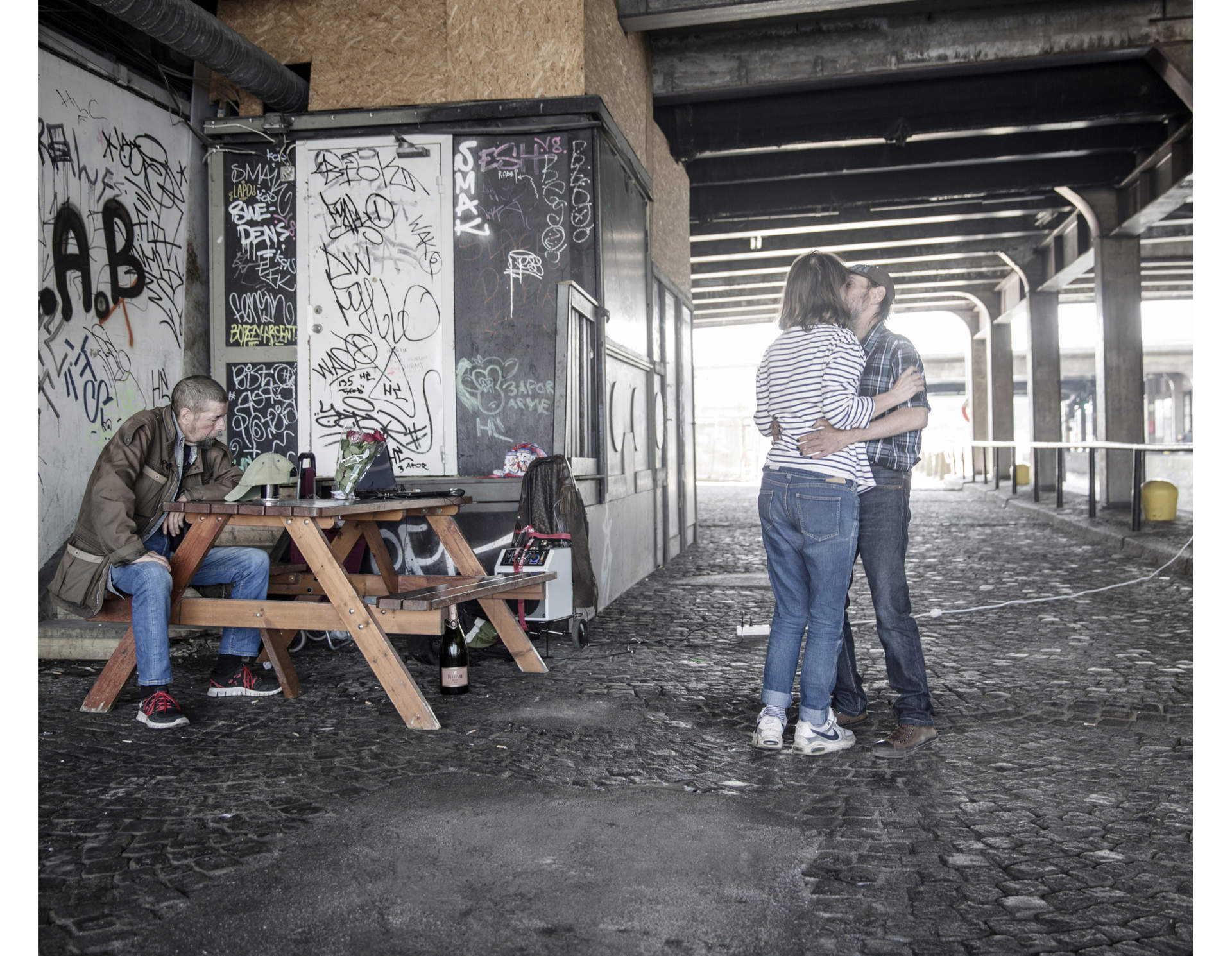 Its Mattes birthday and the two friends celebrates together with Pekkas girlfriend at their favourite spot under a bridge in Stockholm. Pekka saved his money for months to buy a 30 min helicopter tour for Matte, something he had wished for his entire life. "Now I can die happy" said Matte.