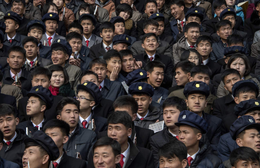 Studenter på Kim Il-sung-stadions läktare. Jättearrangemang med tusentals deltagare är vanliga i Nordkorea. För regimen är det ett sätt att visa upp folkets hängivenhet och engagemang.