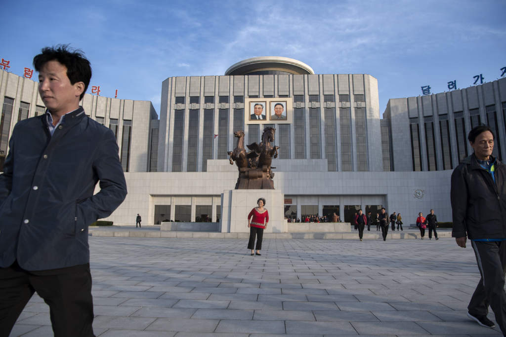 Dyrkan av den ”evige presidenten” Kim Il-sung och hans son, den ”käre ledaren" Kim Jong-il, gör sig ständigt påmind i Pyongyang.