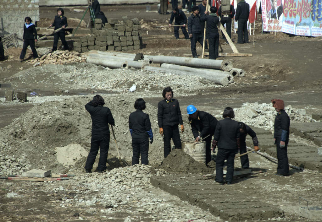 Den som reser runt i Nordkorea ser små projekt för att rusta upp infrastrukturen överallt. Arbetet sker med enkla verktyg och nästan helt utan maskiner.
