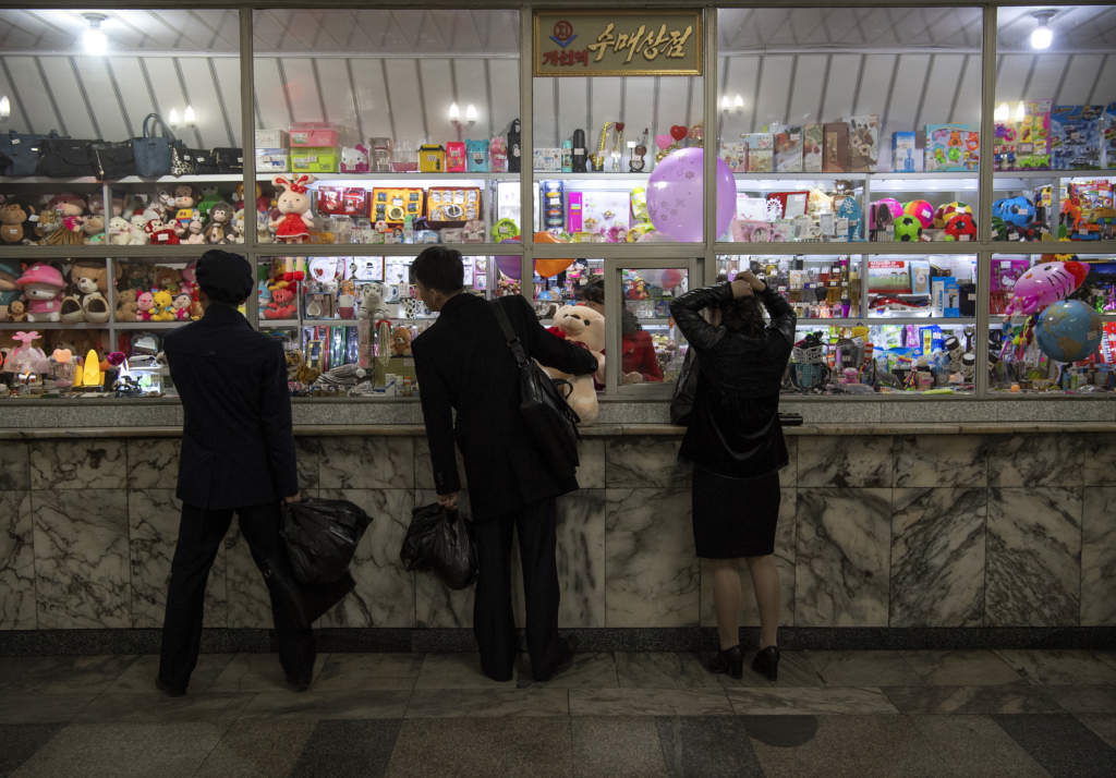 På senare år har antalet affärer ökat snabbt i Nordkorea. Det stora flertalet är godkända av regimen, men på marknader säljs även förbjudna varor som har smugglats in i landet.
