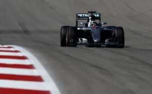 AUSTIN, TX - OCTOBER 22: Lewis Hamilton of Great Britain and Mercedes GP waves to the crowd after qualifying in pole position during qualifying for the United States Formula One Grand Prix at Circuit of The Americas on October 22, 2016 in Austin, United States. Lars Baron/Getty Images/AFP == FOR NEWSPAPERS, INTERNET, TELCOS & TELEVISION USE ONLY ==