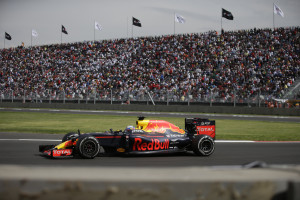 Red Bull driver Daniel Ricciardo, of Australia, competes during the Formula One Mexico Grand Prix auto race at the Hermanos Rodriguez racetrack in Mexico City, Sunday, Oct. 30, 2016. Mercedes driver Lewis Hamilton won the race ahead of fellow Mercedes driver Nico Rosberg and Ferrari driver Sebastian Vettel. (AP Photo/Rebecca Blackwell)