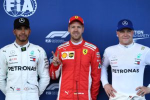 Pole position winner Ferrari's German driver Sebastian Vettel (C) celebrates with second placed Mercedes' British driver Lewis Hamilton (L) and third placed Mercedes' Finnish driver Valtteri Bottas after the qualifying session for the Formula One Azerbaijan Grand Prix at the Baku City Circuit in Baku on April 28, 2018. / AFP PHOTO / Kirill KUDRYAVTSEV