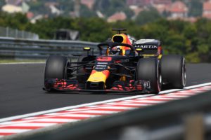 Red Bull's Australian driver Daniel Riccardo steers his car during the 2018 a practice session of the Hungarian Grand Prix at the Hungaroring near Budapest on July 27, 2018. / AFP PHOTO / ATTILA KISBENEDEK