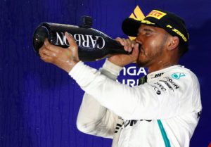 Formula One F1 - Singapore Grand Prix - Marina Bay Street Circuit, Singapore - September 16, 2018 Mercedes' Lewis Hamilton celebrates on theÊpodiumÊafter winning the race REUTERS/Edgar Su