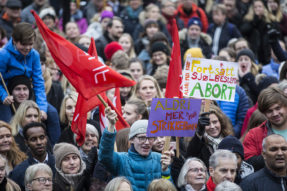 Oslo 20181117. L¯rdag ble det demonstrert for  beholde dagens abortlov i 33 norske byer. Her fra demonstrasjonen foran Stortinget i Oslo. Foto: Trond Reidar Teigen / NTB scanpix / TT / kod 20520