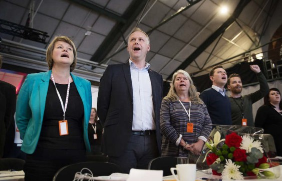 Partiledaren Jonas Sjöstedt och flera andra V-profiler på kongressen i vintras. Foto: PONTUS ORRE