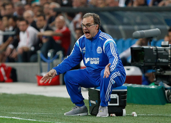 ap foto : claude paris : marseille's coach marcelo bielsa of argentina shouts instructions at his players during a league one soccer match between marseille and monaco at the velodrome stadium, in marseille, southern france, sunday, may 10, 2015. (ap photo/claude paris) marcelo biels marseille soccer league on automatarkiverad