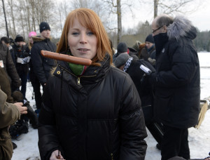 Centerledaren Annie Lööf bjöd allianskollegorna på grillad korv hemma i Maramö i februari. Foto: Björn Lindahl.
