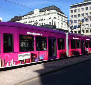 Allt om Stockholm marknadsförde sig på Stockholms "nya" spårvagnar.