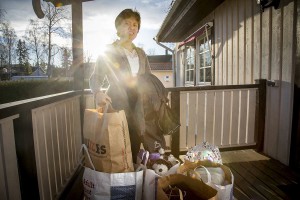 Virginia, 45, är ursprungligen från Filippinerna. Hon kan inte hjälpa släktingarna där. Men till asylsökande i Sverige har hon samlat barnens avlagda vinterkläder. Foto: Gustav Mårtensson.
