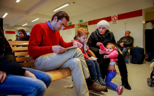 EFTER SEX TIMMAR får familjen formulär från Migrationsverket att fylla i, om vilka de är. Foto: Krister Hansson.