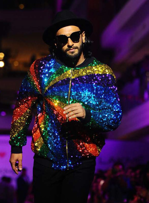 Bollywoodstjärnan Ranver Singh visade upp paljetter som publiken kunde glädja sig åt