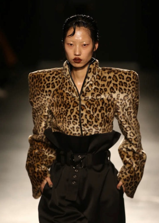 Unga designerstjärnskottet Gareth Pugh är faschinerad av axelvaddar. Här bider från veckans visning på London Fashion Week, fall 2018 . Foto: Reuters/TT