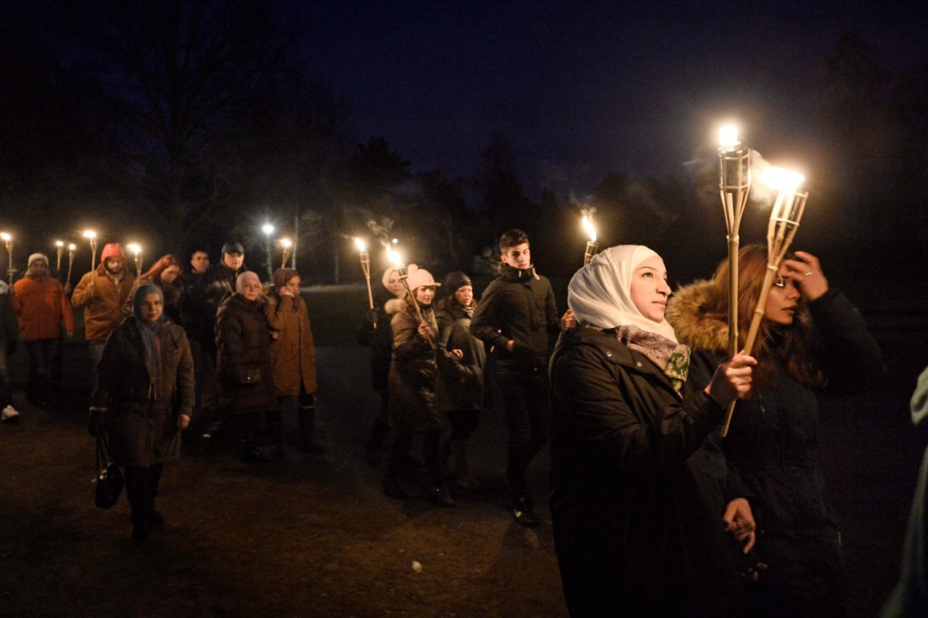 Fackeltåg från asylboendet till firandet. Foto: Stefan Mattsson.