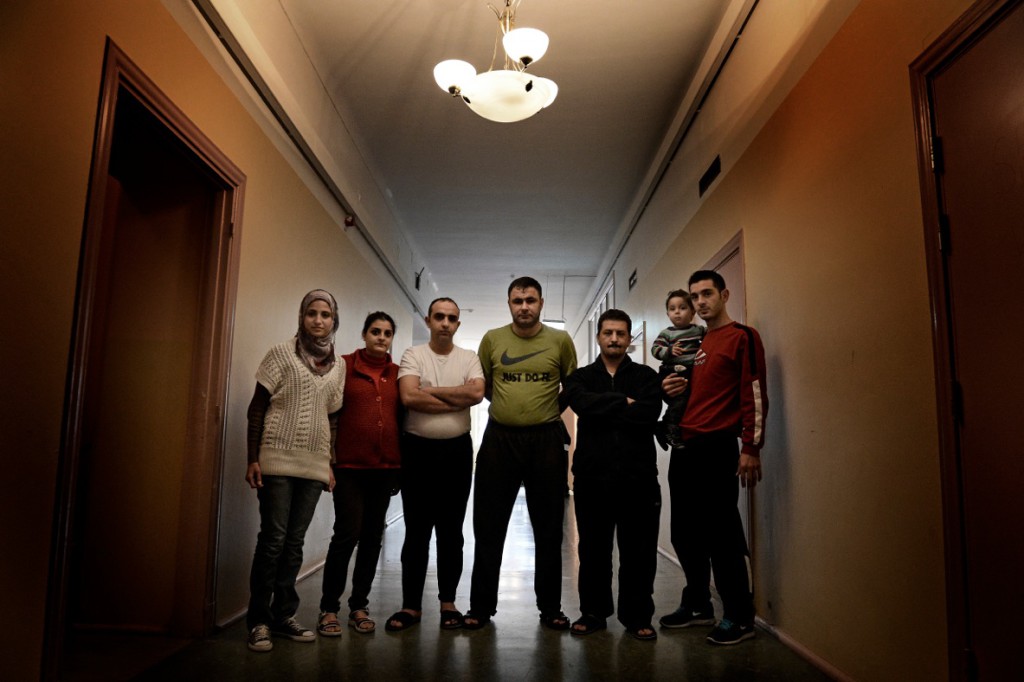 Flydde Syrien och torterades i Italien. Razan Alhlabe, 23, Maryam Rizk, Feras Etma, 28, Abedul Karim Khalili, Etma Mohand, 39, och Amjad Shaweesh, 32, med dottern Ahmad Majed, 1,5. Foto: Stefan Mattsson.