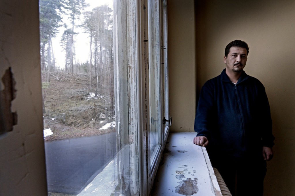 Etma Mohand, 39, beskriver hur italiensk polis torterat honom med slag och elstötar för att få honom att lämna fingeravtryck. Foto: Stefan Mattsson.