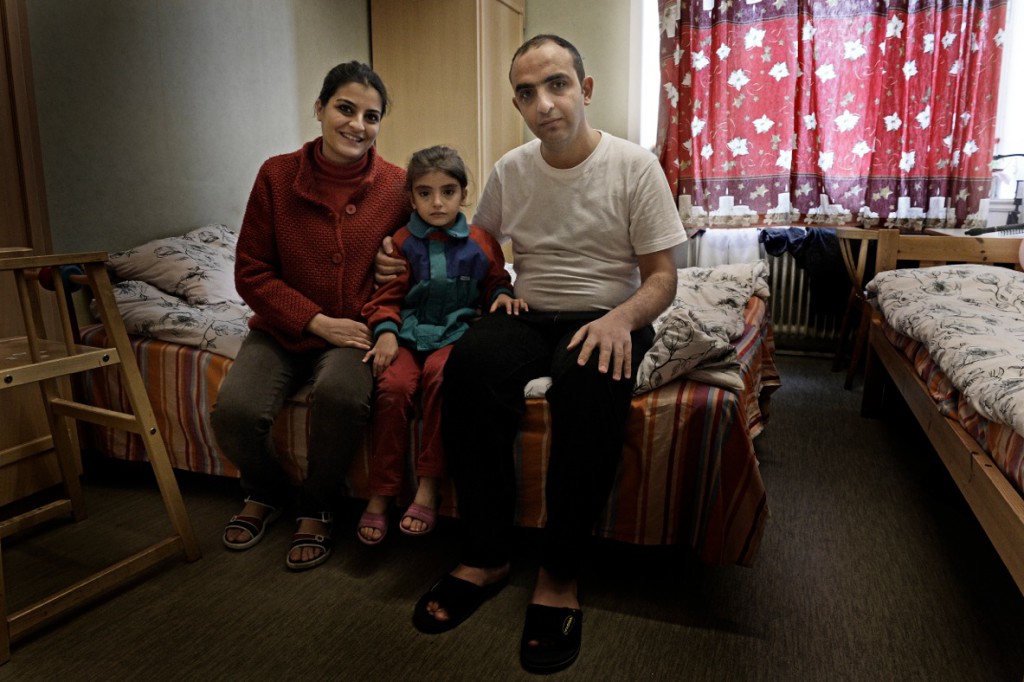 Maryam Rizk och Feras Etma med dottern Sara, 5, flydde kriget i Syrien. De bor nu i ett rum på Bert Karlssons boende, och uppger att de trivs bra. Foto: Stefan Mattsson.