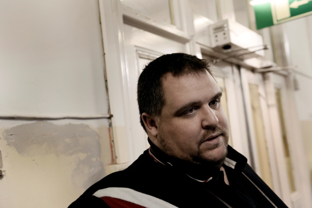 Emil Ahmetbasics, verksamhetschef för Bert Karlssons fyra asylboenden, berättar att Bert, utan egen vinning, gör mycket för att hjälpa asylsökande, och att bilden av Bert som rasist är långt ifrån hur han agerar praktiskt. Foto: Stefan Mattssson.