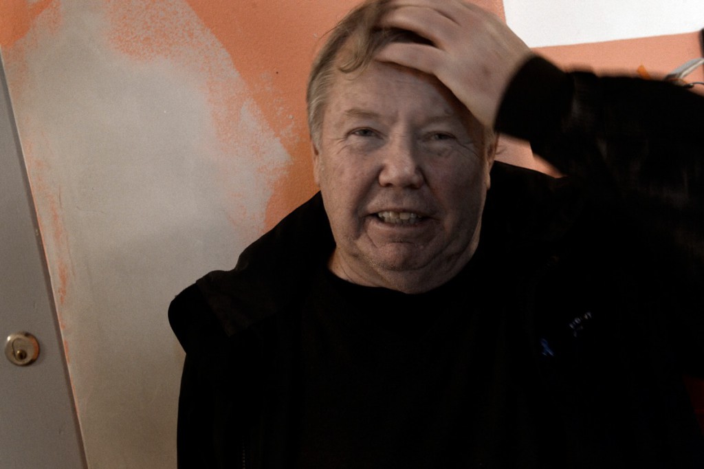 Bert Karlsson säger sig inte ha ändrat åsikt sedan tiden med Ny Demokrati. Samtidigt säger han sig vilja skapa Sveriges bästa boenden för asylsökande. "Det finns så mycket skit i den här branschen", säger han. Foto: Aftonbladet.