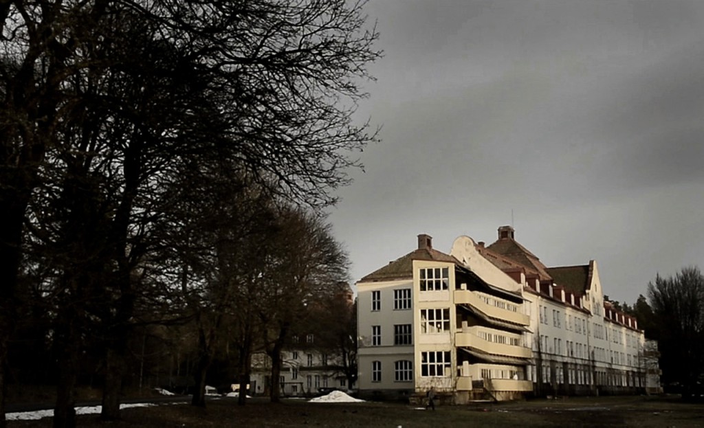 Stora Ekeberg byggdes som sanatorium 1918, och har vårdat offer för andra världskrigets koncentrationsläger under 1940-talet. Nu är det asylboende i Bert Karlssons regi. Foto: Stefan Mattsson.