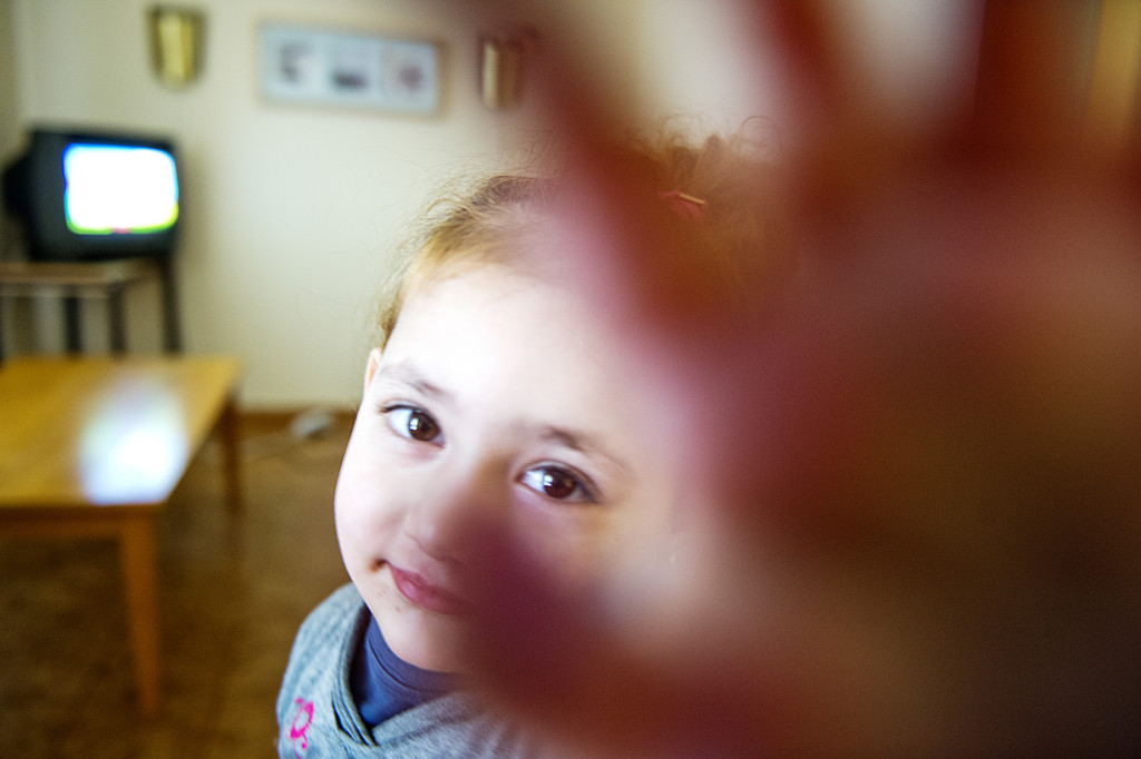 Hala Alkurdi, 2, är fortfarande tyst och ska läkarundersökas. Foto: Lars Allard.