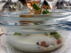 Det lokala köket är så närproducerat det bara kan bli på en ö. Tänk Frankrike möter Italien.