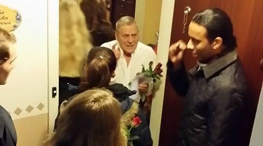 Göte öppnar dörren och får ta emot hyllningarna. Foto: Privat.