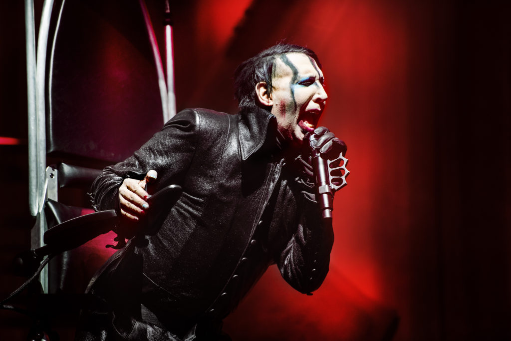 Trots brutet vadben turnerar Marilyn Manson för nysläppta "Heaven upside down".