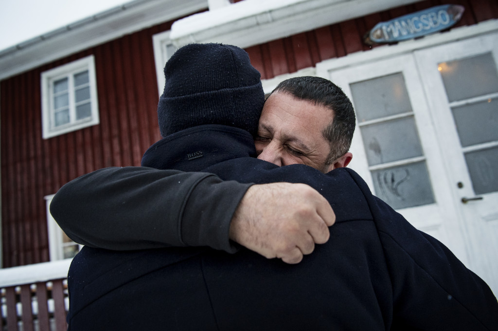 15-rige samir sabri ddat sin styvmamma genom att hugga henne flera gnger med en kniv i brstkorgen i hemmet p glmmingegrnd i tensta den 21 maj 1986. ett r senare drar samir tillbaka sitt erknnande och hvdar att pappan r det verklige grningsmannen. samir sabri fr besked att han frias fr mordet, grattas av anders johansson, journalist sverige aftonbladet,