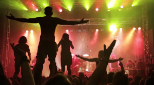 New Model Army-fansen står på varandras axlar.