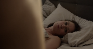 Helen (Maura Tierney) i en episkt hopplös sexscen...