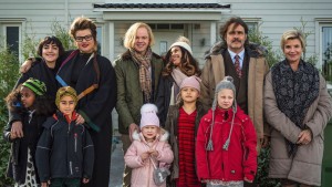 Storfamiljen samlad i julkalenderns avslutning.