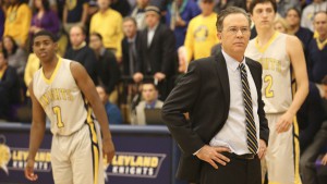 Timothy Hutton spelar tränare för basketlaget.
