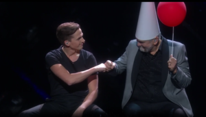 David Lindgren som Måns Zelmerlöw och Hasse Andersson som streckgubbe. Foto: SVT