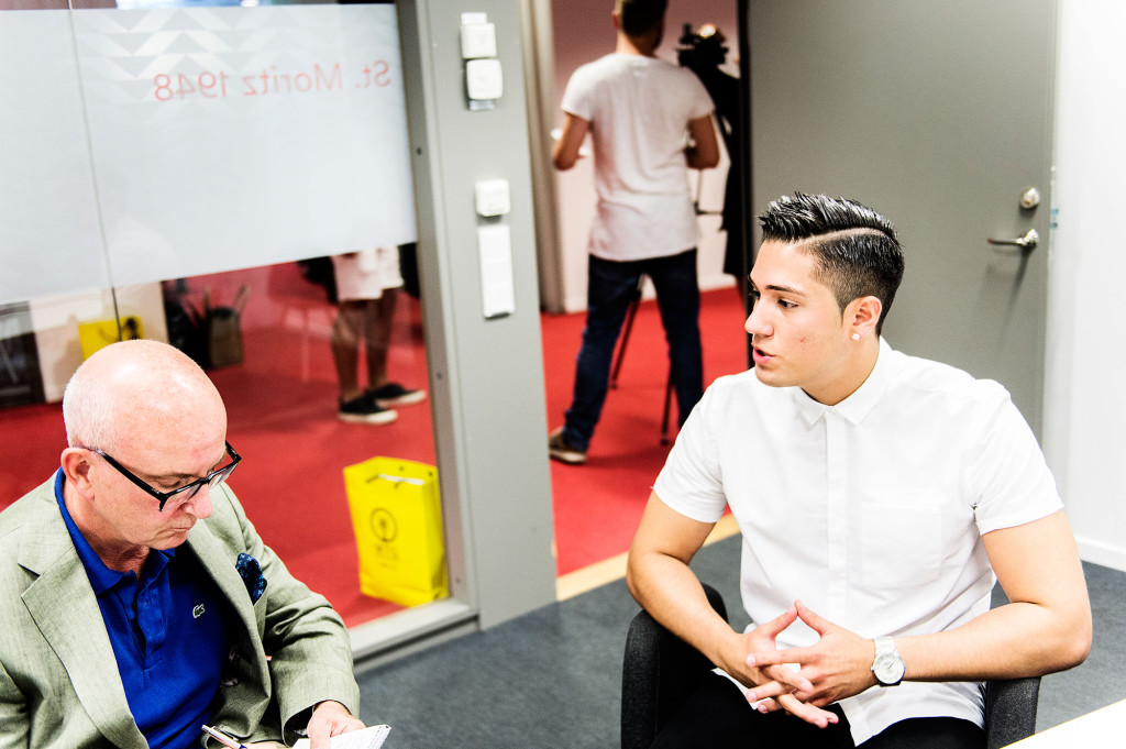 Peter Kadhammar intervjuar deltagaren Chris Mercado från Stockholm.
Foto: Ola Axman