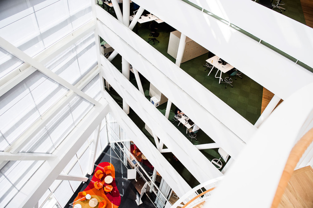 Swedbanks huvudkontor i Sundbyberg. Huset är designat efter eken med jordiga färger längst ner och mer grön och ljusa färger ju högre upp du kommer i huset. Foto: Ola Axman