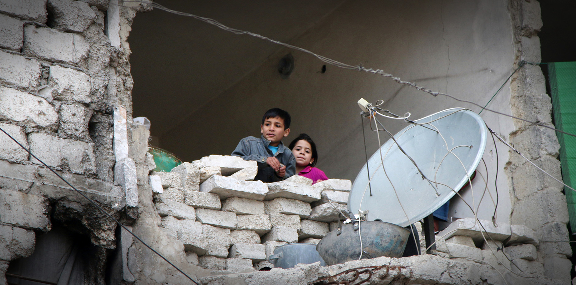 ap foto : alexander kots : file - in this feb. 11, 2016, file photo, children peer from a partially destroyed home in aleppo, syria. after four years of grinding battles, aleppo's divided residents face a common fear as the prospect of a total siege looms. with rebels and government forces each promising to unite the divided city, aleppo is once again a main battlefield in syria's devastating civil war. (alexander kots/komsomolskaya pravda via ap, file) a feb. 11, 2016 file photo ap explains syria alepp automatarkiverad