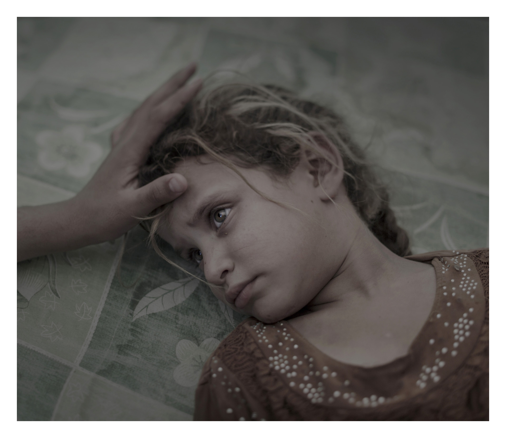 Maha, 5år. DEBAGA, IRAK.
Maha, 5 och hennes familj flydde från byn Hawiga utanför Mosul för sju dagar sedan. Skräcken för IS och bristen på mat gjorde att de var tvungna att lämna sitt hem berättar hennes mamma. Nu ligger Maha på en smutsig madrass i det överfulla transit-tältet i flyktinglägret Debaga.
Jag drömmer inte och jag är inte rädd för någonting längre säger Maha tyst, samtidigt som hennes mammas hand stryker henne över håret.
//
Maha, 5 years. DEBAGA, IRAQ.
Maha, 5 and her family fled from the village Hawiga outside Mosul seven days ago. The fear of Isis and the lack of food forced them to leave their home, her mother says. Now Maha lays on a dirty mattress in the overcrowded transit center in Debaga refugee camp.
I do not dream and I'm not afraid of anything anymore Maha says quietly, while her mother's hand strokes her hair.
