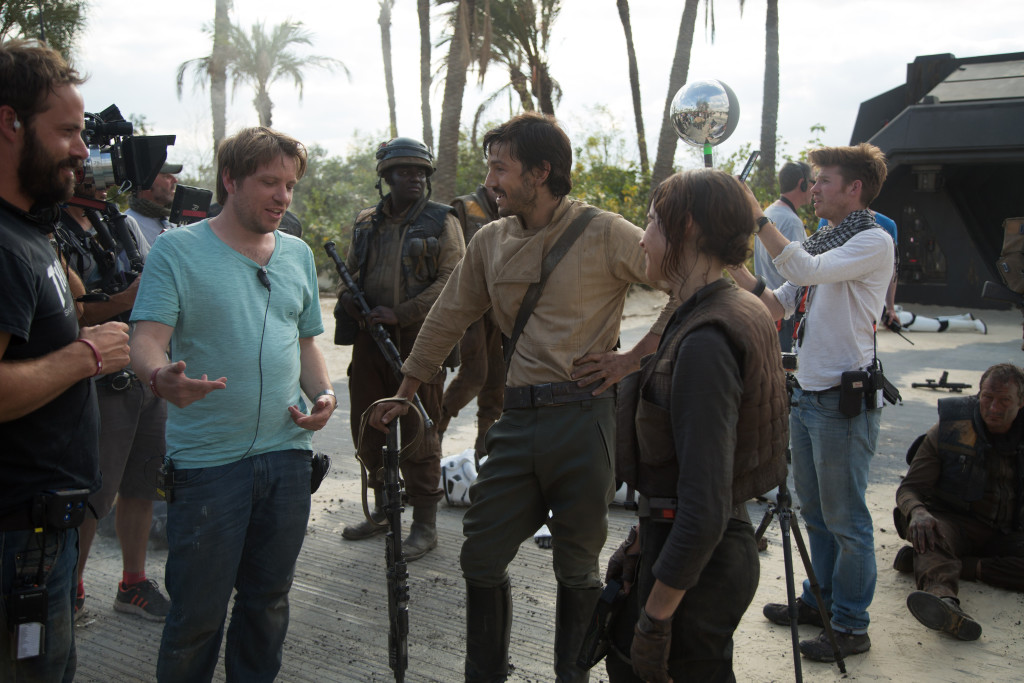 foto : / capital pictures / tt : - 2015-08-07 rogue one: a star wars story (2016) director gareth edwards on set with actors diego luna (cassian andor) and felicity jones (jyn erso) *filmstill - editorial use only* cap/kfs image supplied by capital pictures foto jonathan olley / capital pictures / tt / kod 70935 ref: ***betalbild***