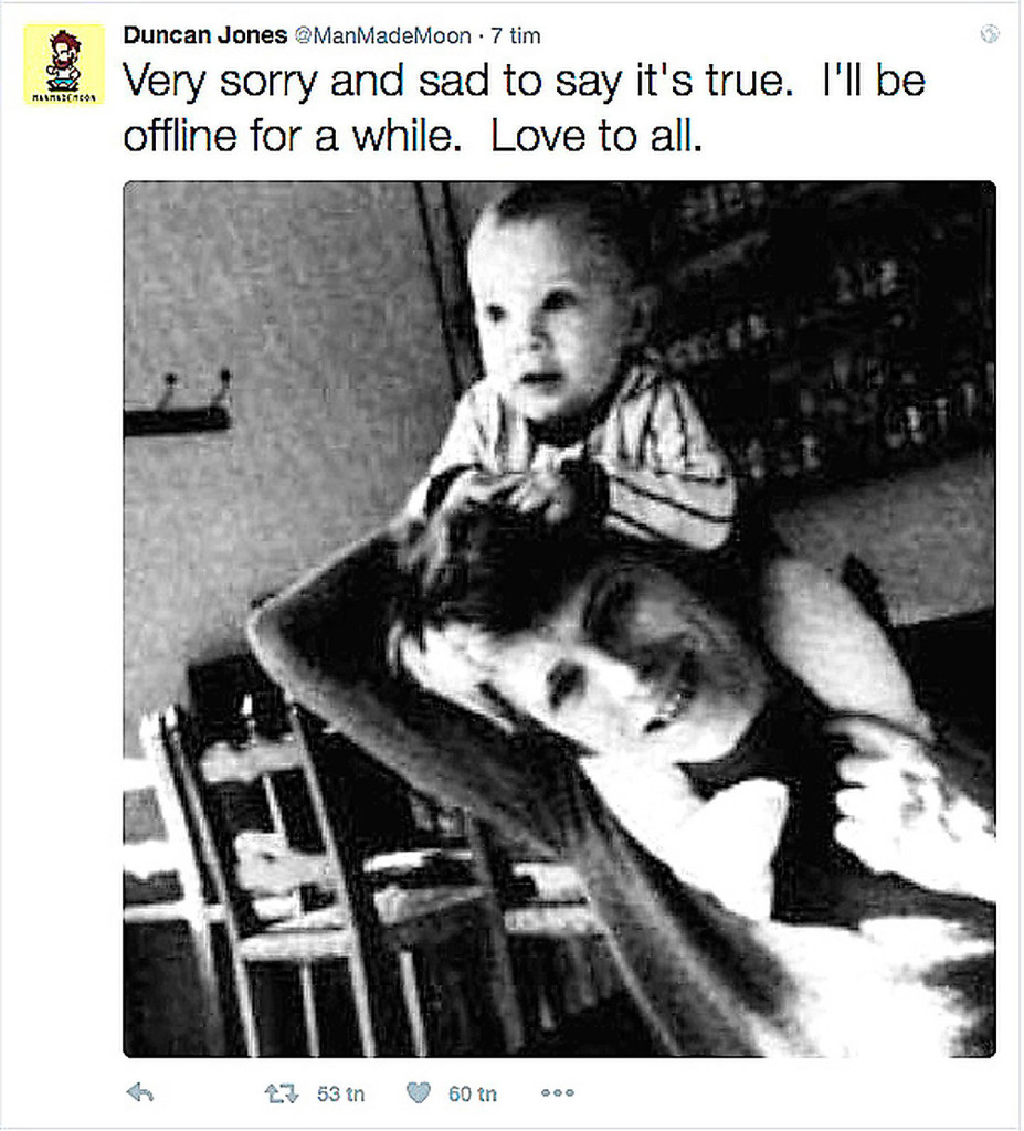 David Bowies son Duncan Jones bekräftade på Twitter
att hans pappa hade dött. ”Väldigt ledsamt och tråkigt
att berätta att det är sant. Jag kommer att vara offline
ett tag. Kärlek till alla”, skrev Duncan.