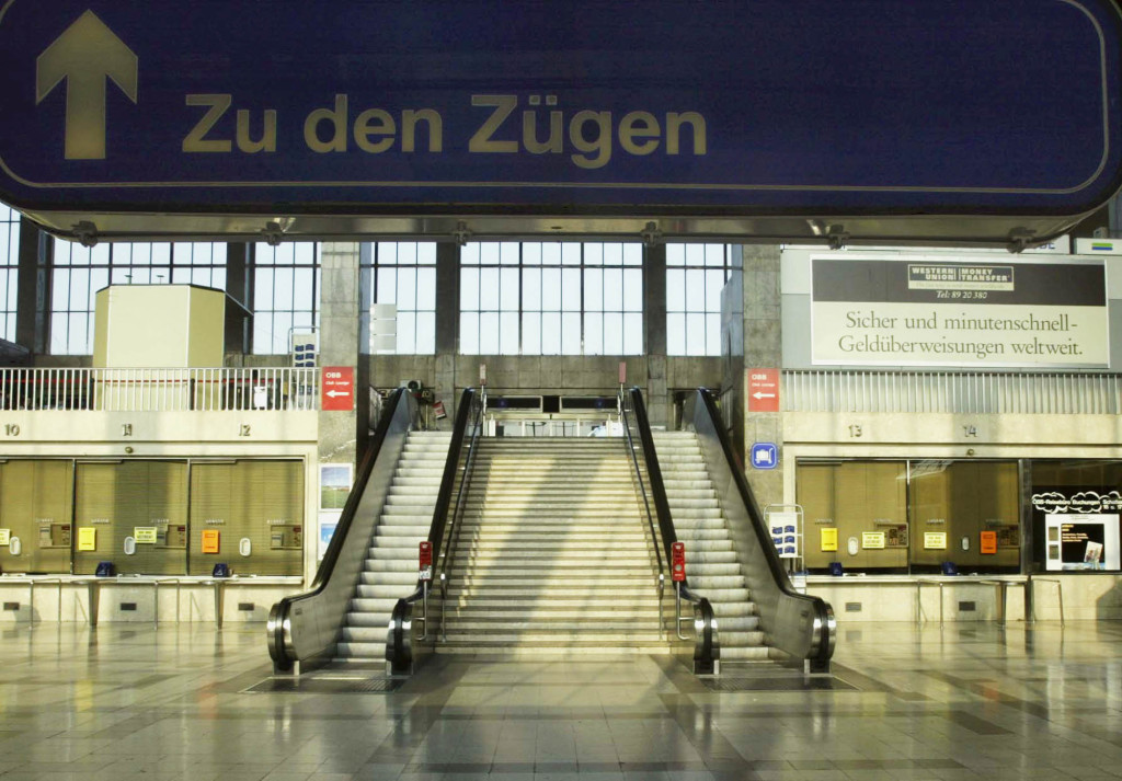 foto : rudi blaha : the ticket hall of vienna's westbahnhof railway station remains empty during a second nationwide strike within a month to protest planned pension cuts, tuesday, june 3, 2003. the biggest postwar strike in austria affected all public transport, major industries, schools, kindergartens utilities and a wide range of services. board on top reads to the trains. (ap photo/rudi blaha)