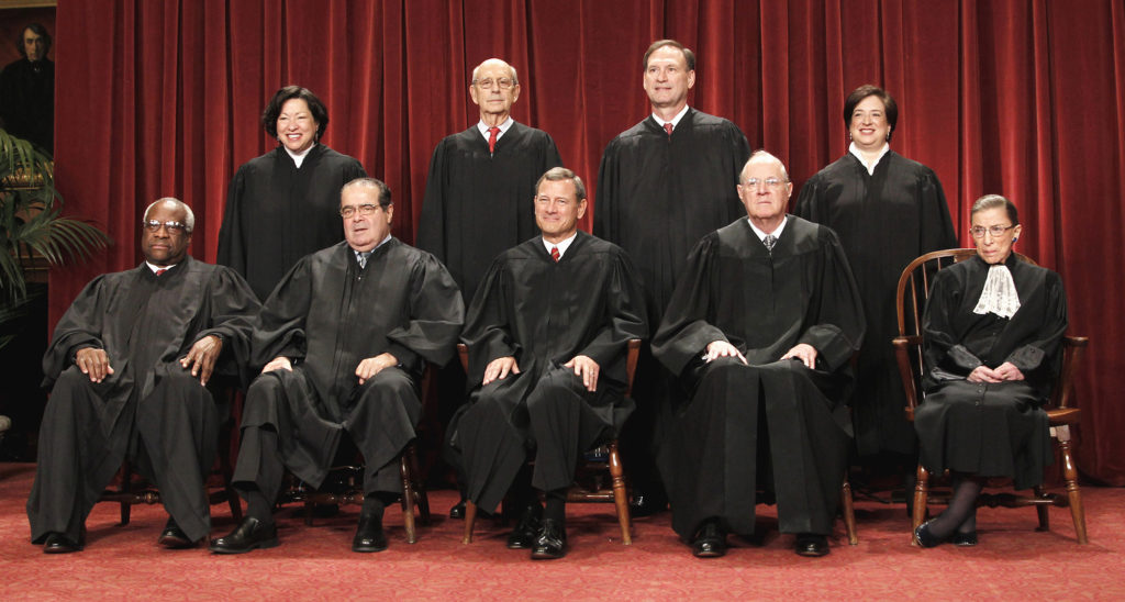 Nio personer utgör den mäktiga Högsta domstolen. Just nu är platsen efter Antonin Scalia (nedre raden näst längst till vänster) vakant. Foto: AP